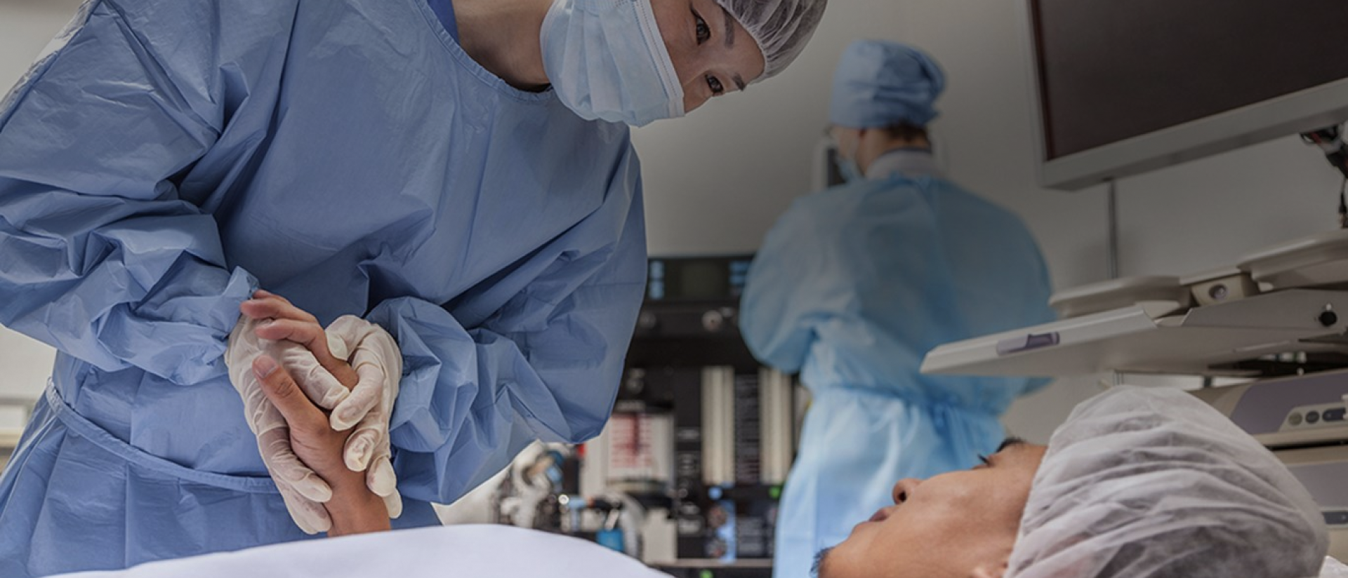 Ameliyat öncesi hastayla konuşan doktor