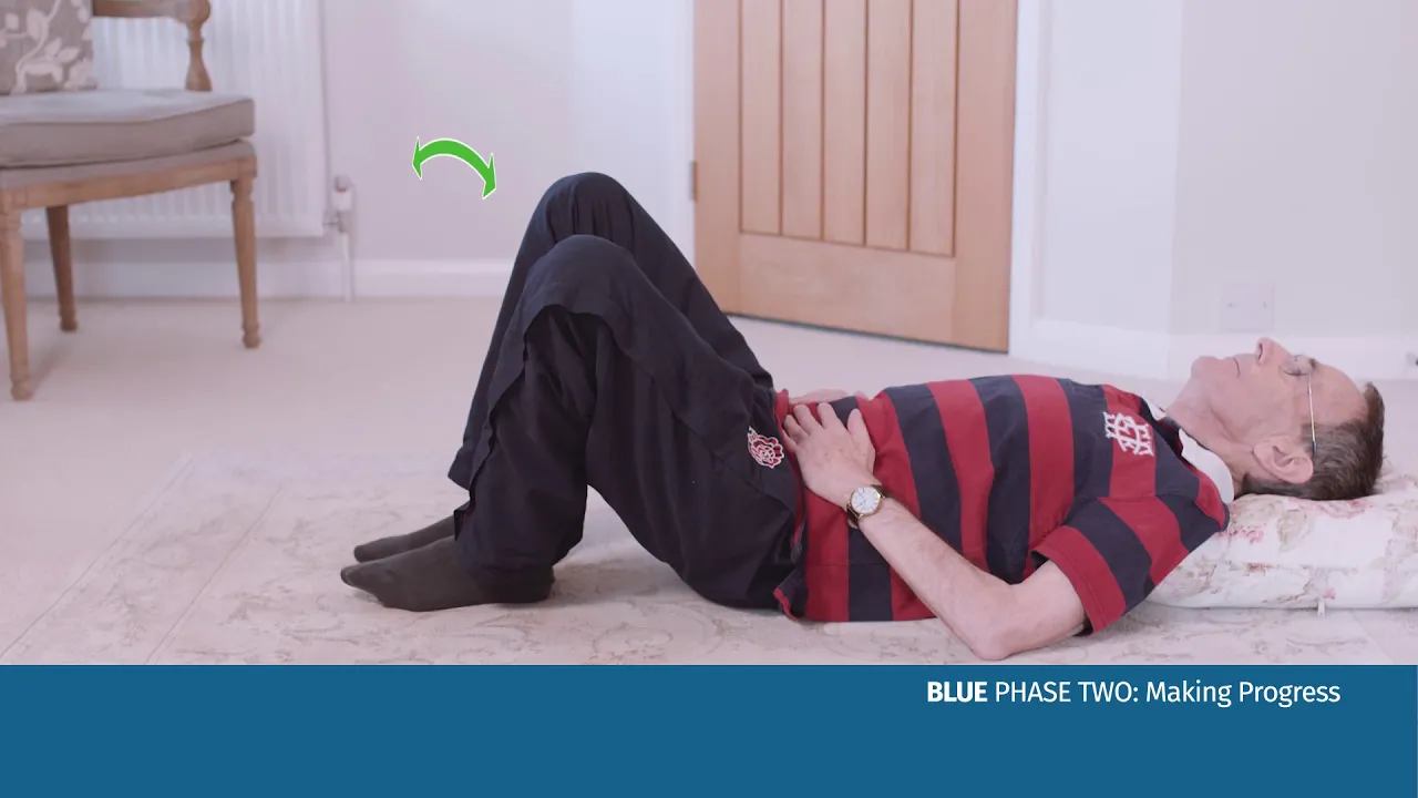 바닥에서 운동을하는 사람