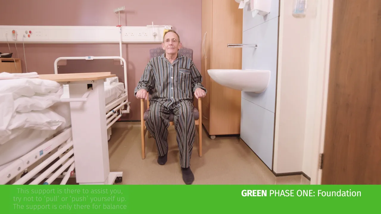 Mies istuu sairaalan tuolissa