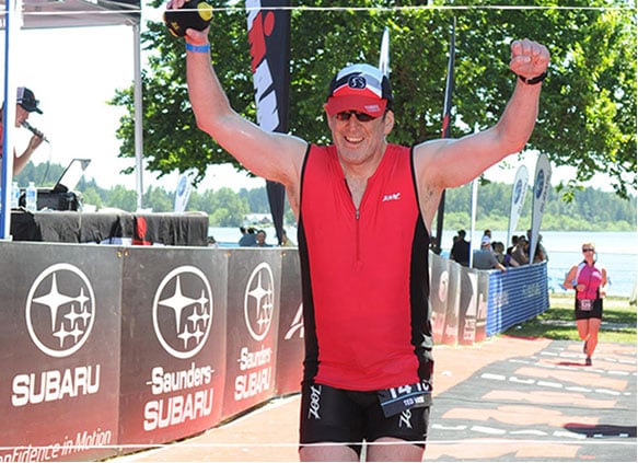 Un hombre con los brazos en alto