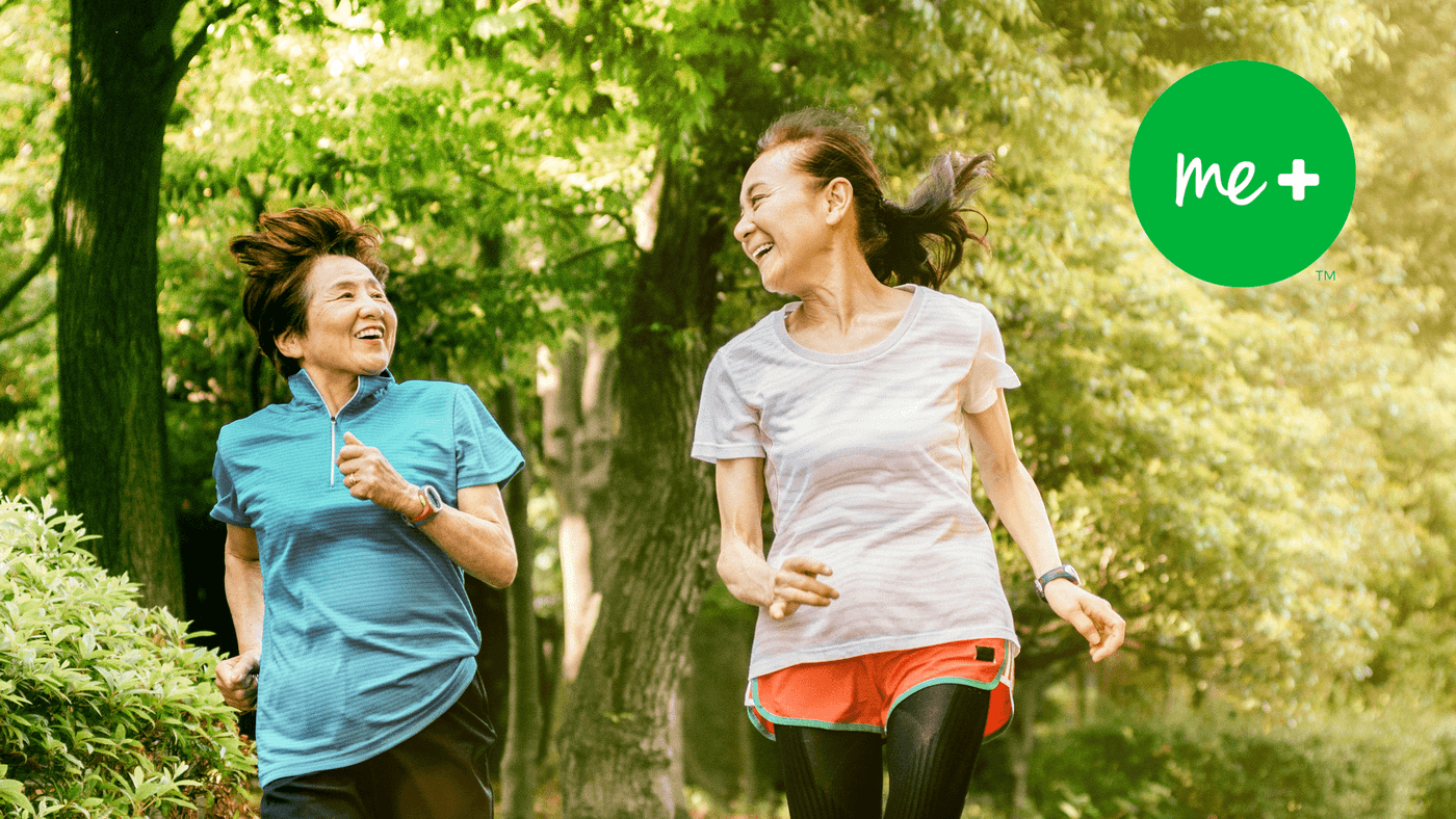 숲 속을 달리는 두 여자