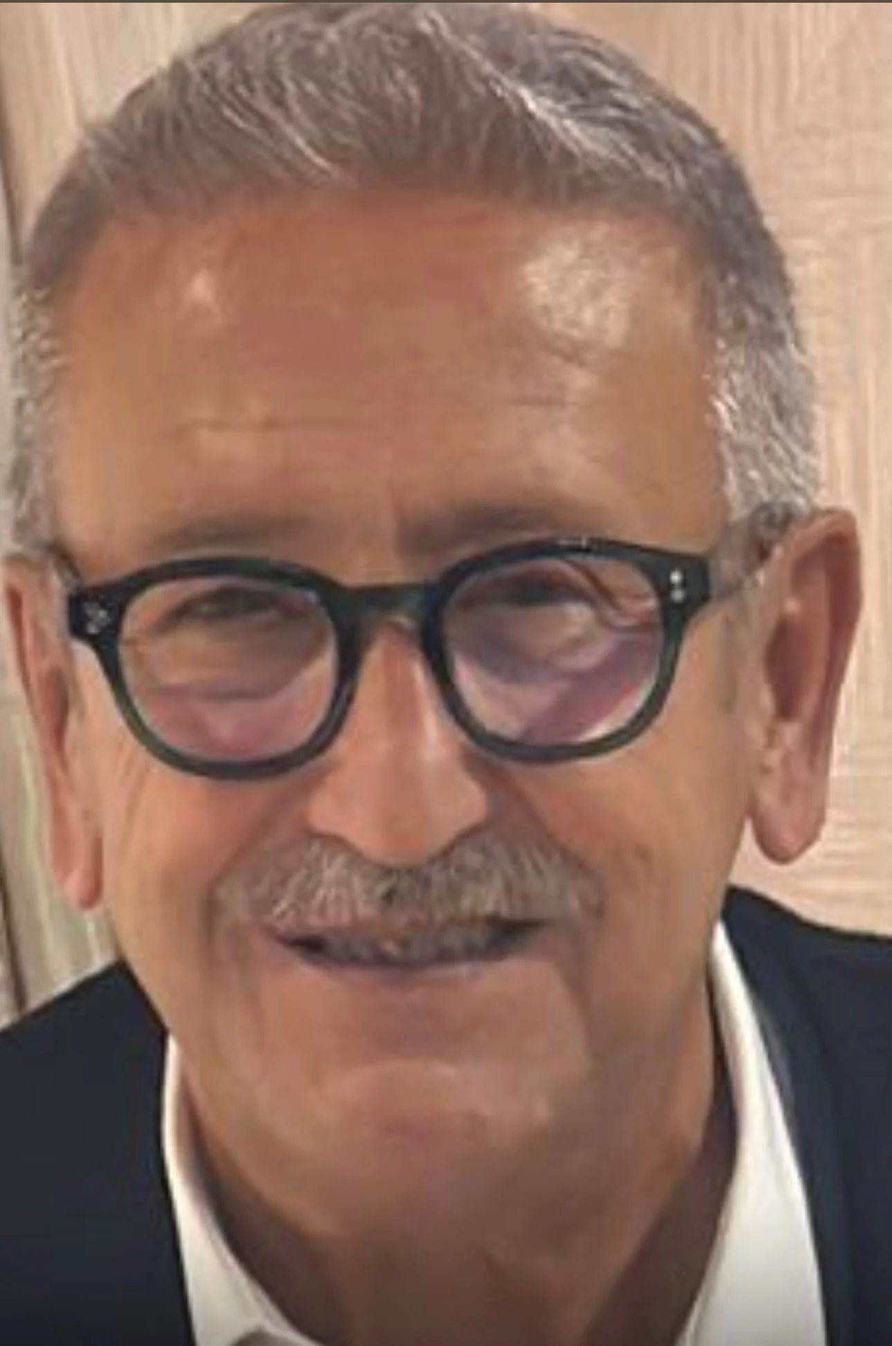 メガネをかけた男