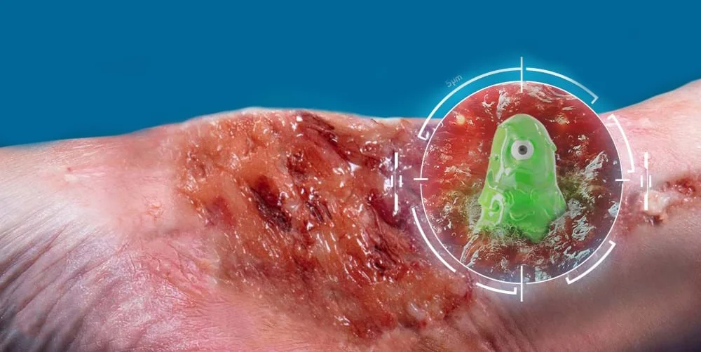 Ein grüner Außerirdischer in einem roten Kreis