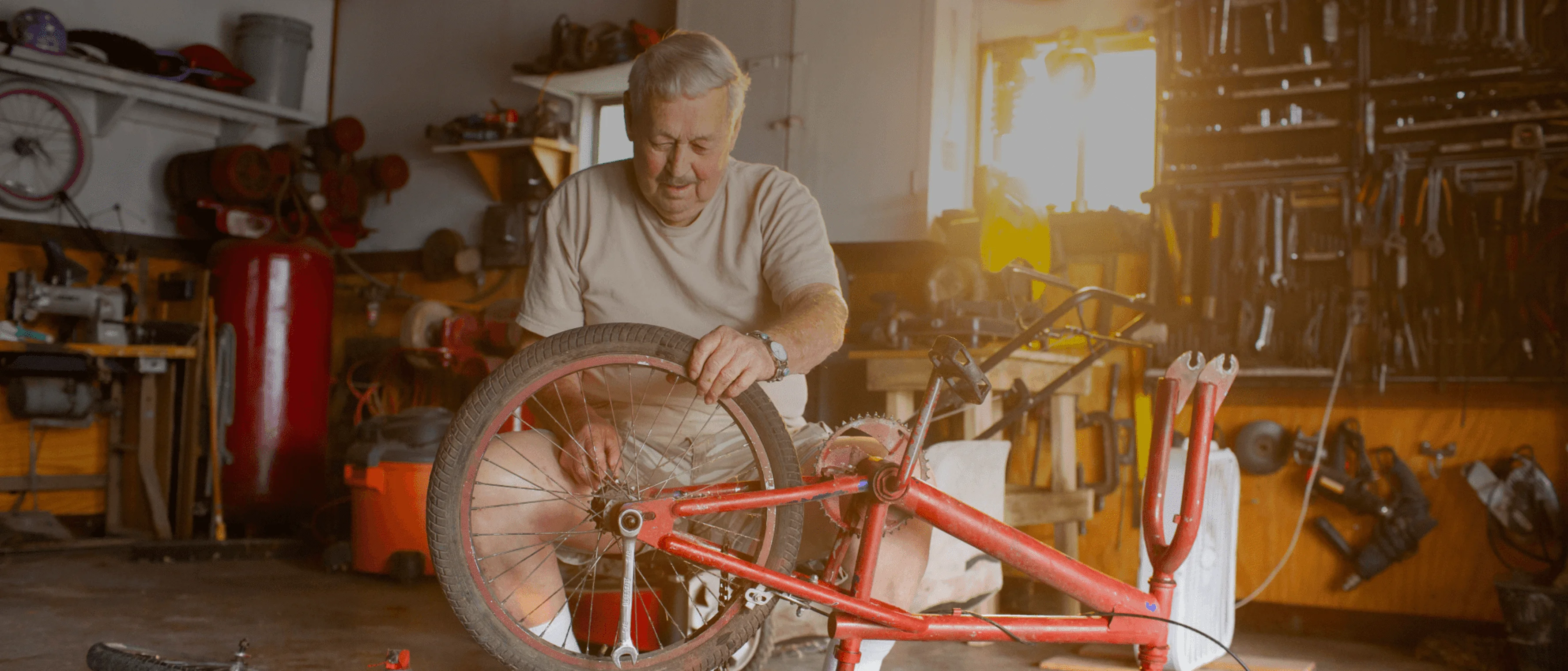 자전거로 작업하는 사람