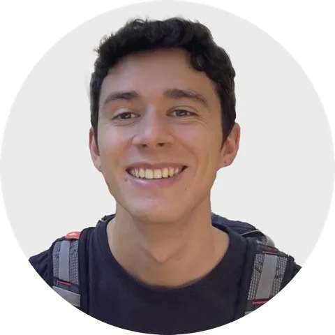 En person som ler mot kameran