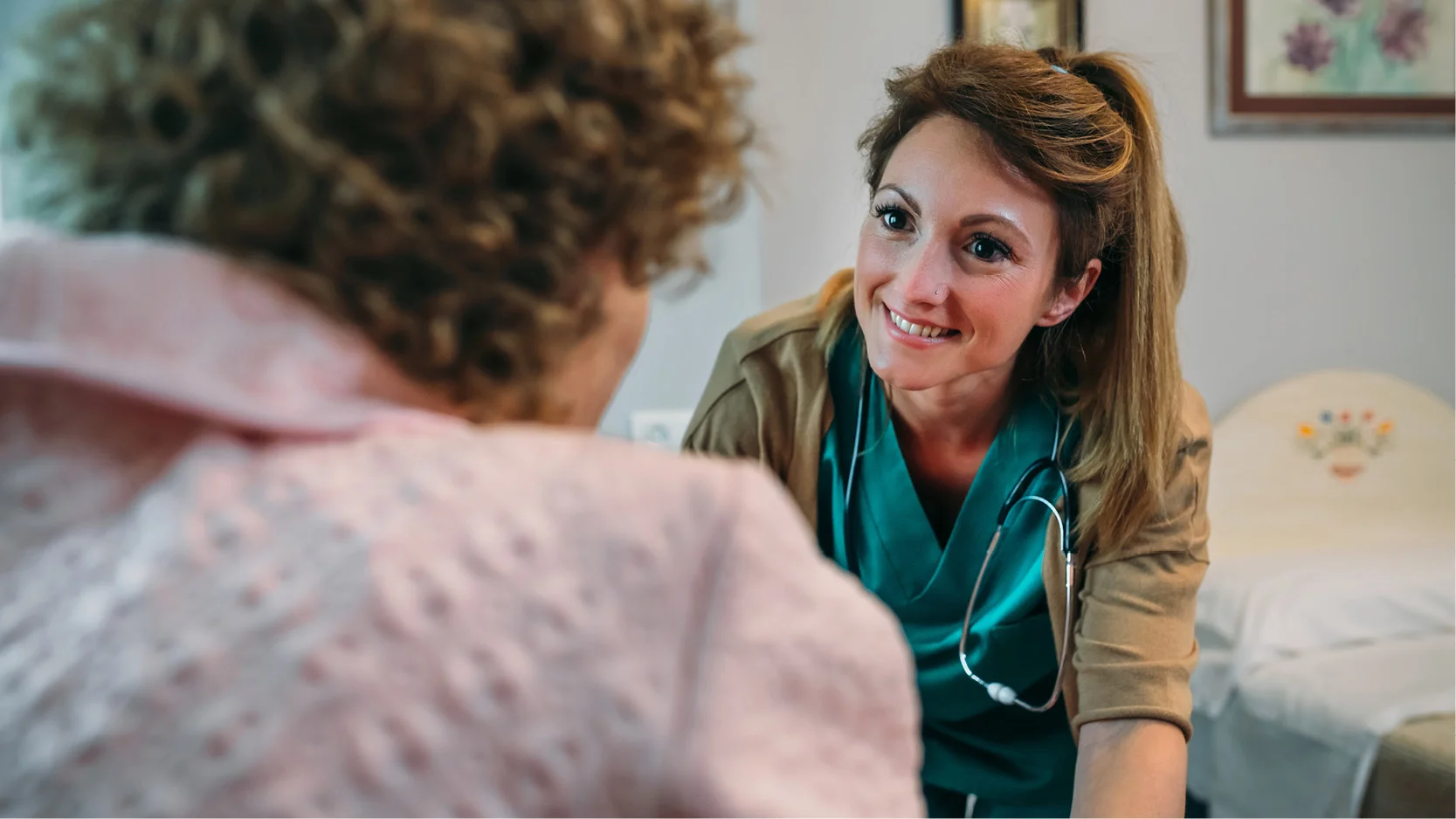 nainen hymyilee kameralle