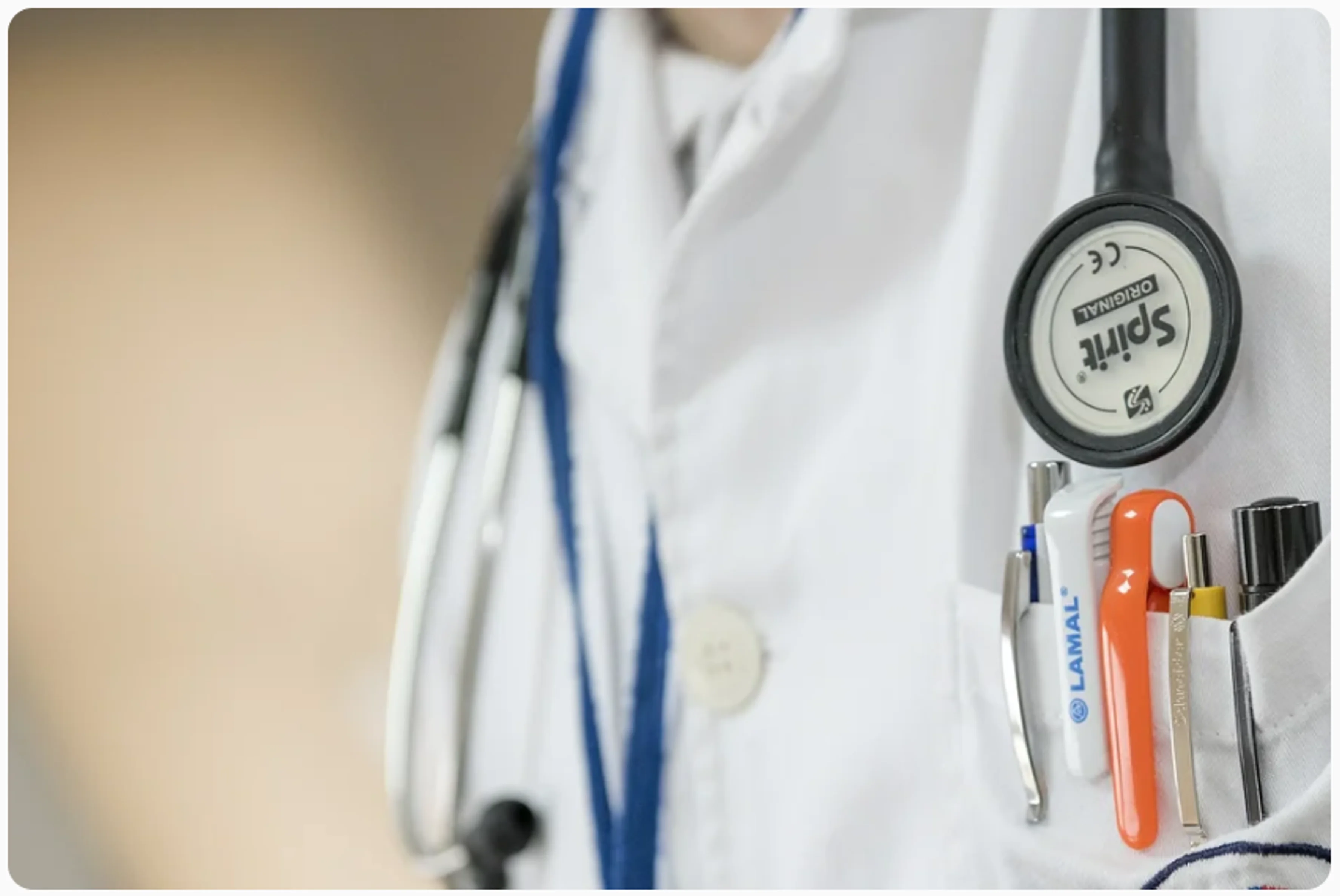 eine Uhr und mehrere Kleidungsstücke