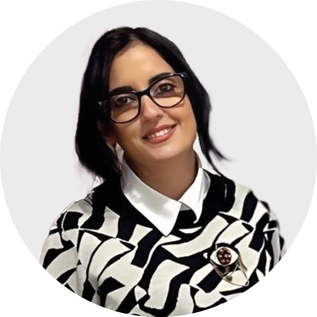 En kvinna som bär glasögon