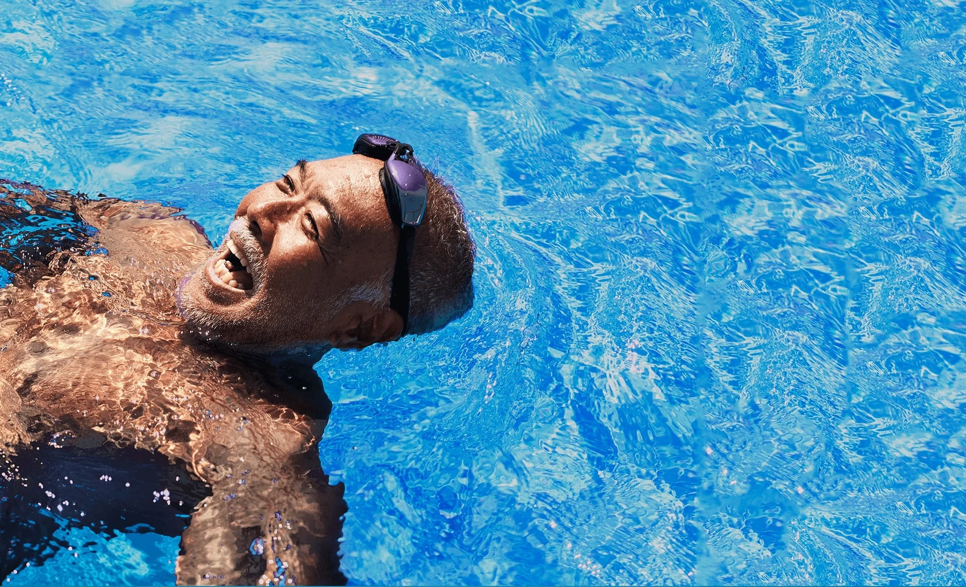 수영장에 있는 남자