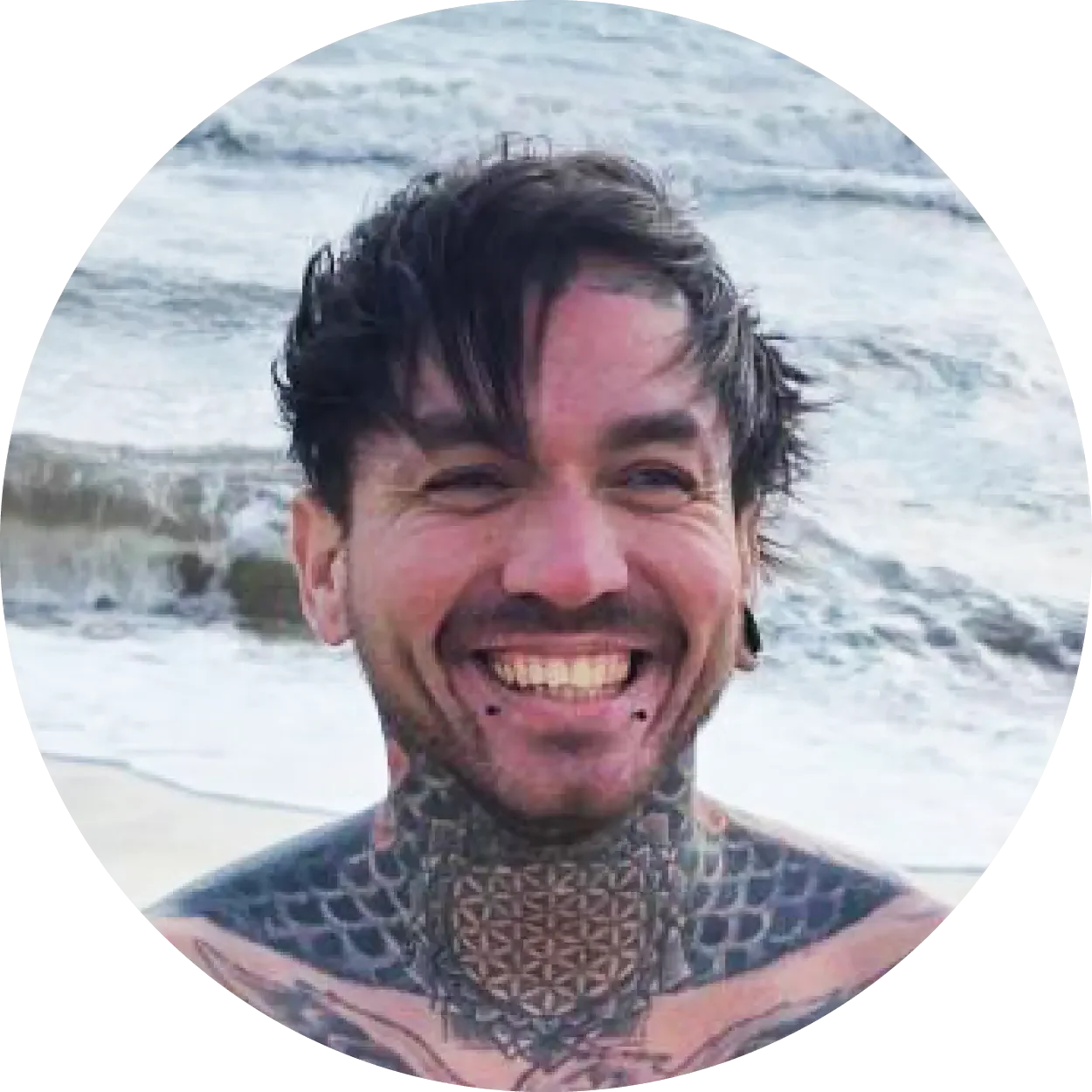 En man som ler mot kameran