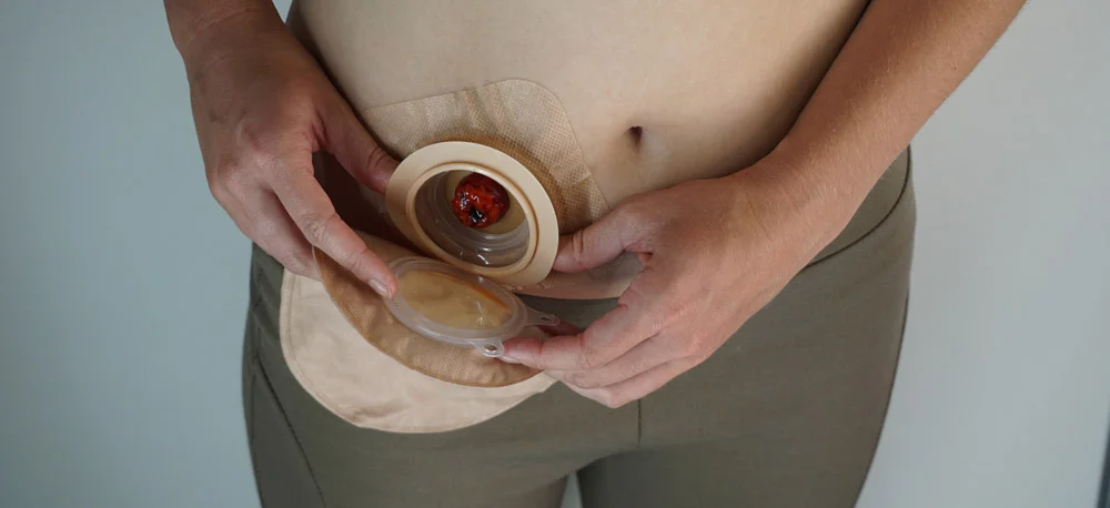 Eine Person, die eine Schüssel hält