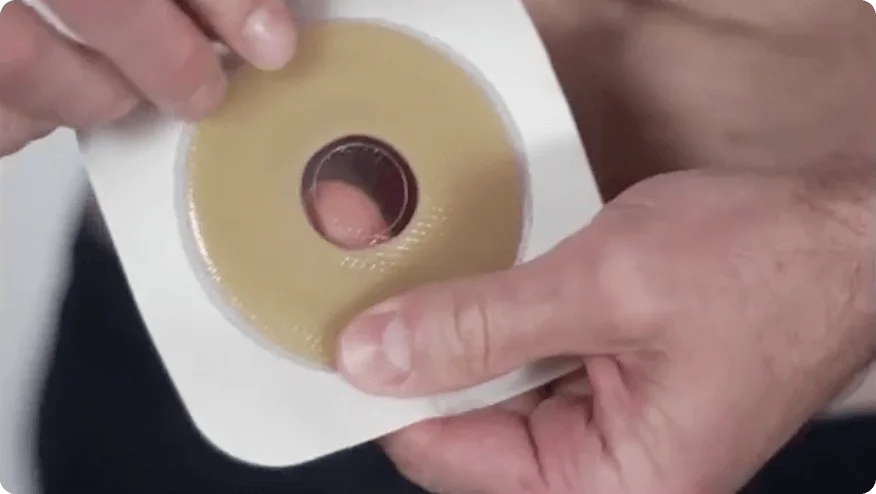 en person, der holder en kop