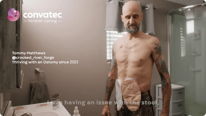 En mand med tatoveringer i et badeværelse