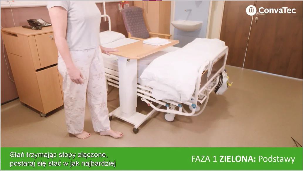 osoba stojąca przy szpitalnym łóżku